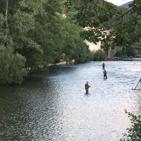 Vila Entre L'Eglise Et La Place Quillan Exteriér fotografie