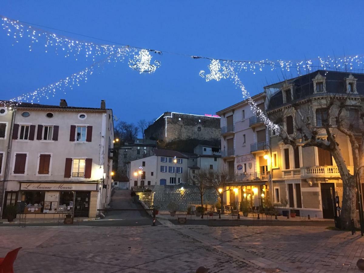 Vila Entre L'Eglise Et La Place Quillan Exteriér fotografie