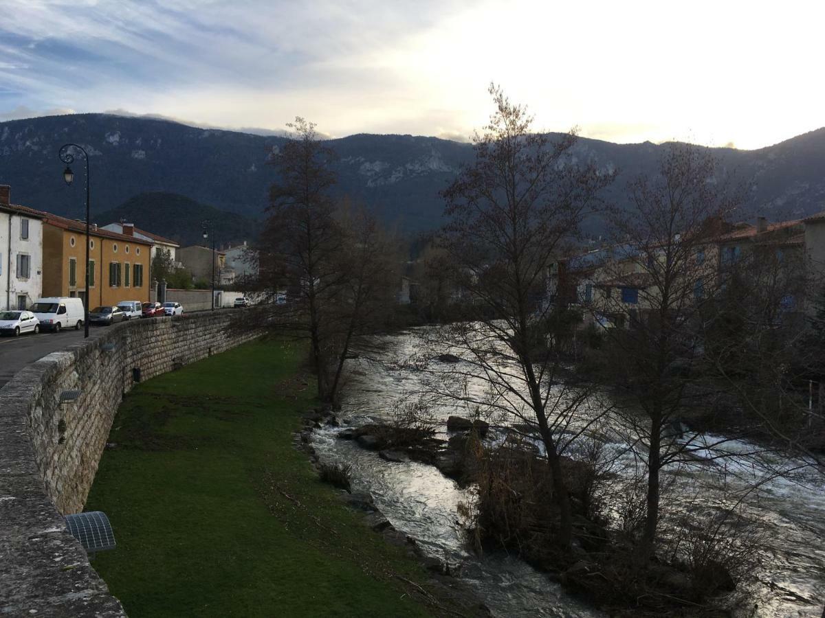 Vila Entre L'Eglise Et La Place Quillan Exteriér fotografie