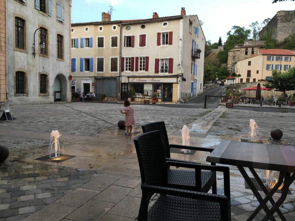 Vila Entre L'Eglise Et La Place Quillan Exteriér fotografie
