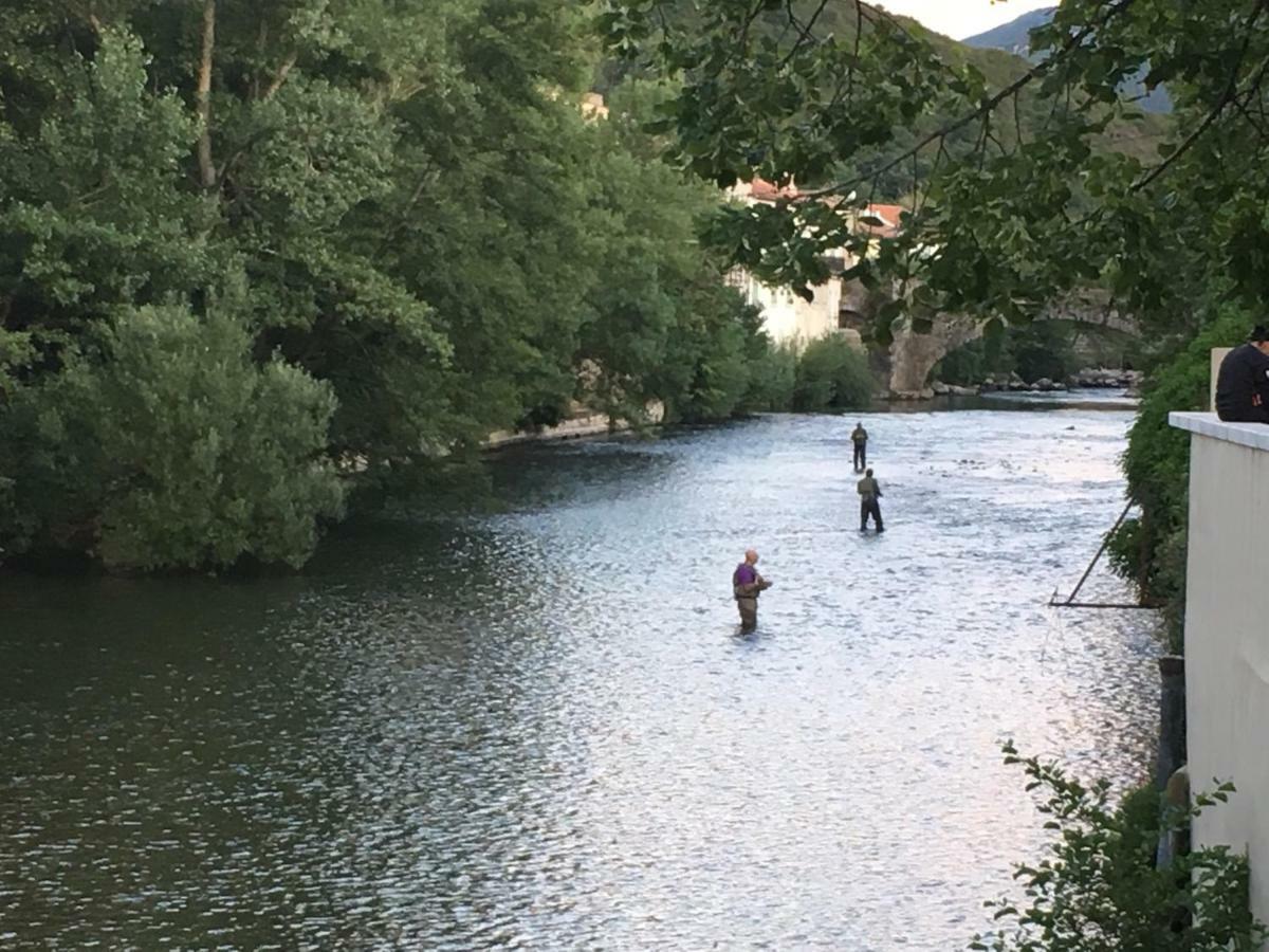 Vila Entre L'Eglise Et La Place Quillan Exteriér fotografie